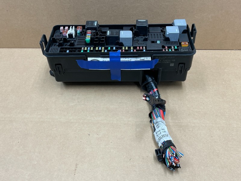 18 19 20 Land Range Rover L405 Rear Junction Fuse Relay Box Block Unit 1636 OEM
