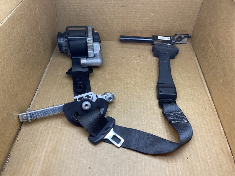 2013-2019 Taurus MKS Front Right Passenger Side Seat Belt Seatbelt Retractor