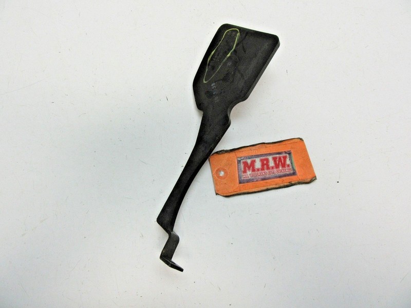 PLASTIC BRACKET COVER AIR DAM RIGHT FRONT PASSENGER SIDE BEHIND GRILLE FILLER