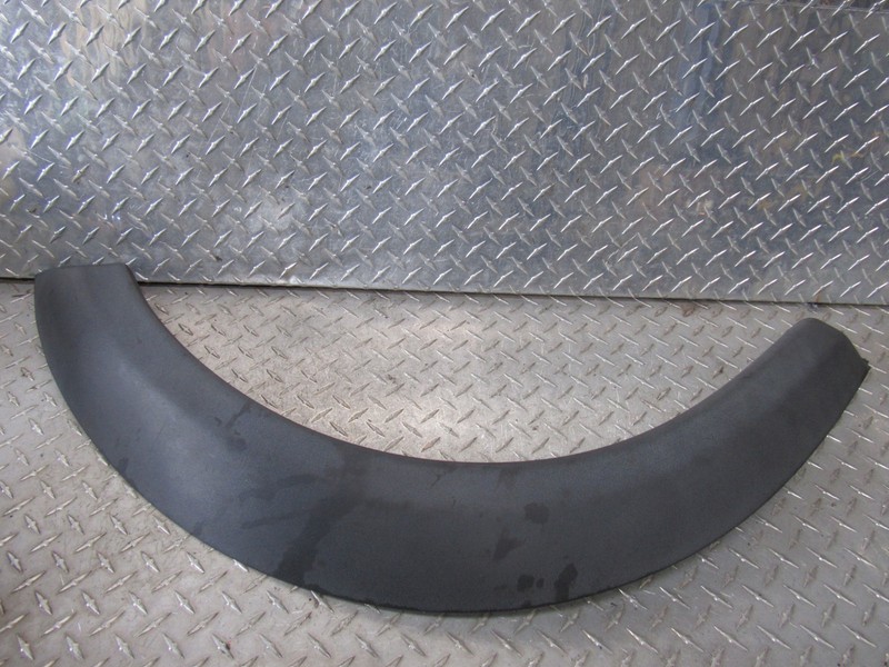02 LAND ROVER FREELANDER RIGHT PASSENGER FRONT FENDER FLARE TRIM MOLDING