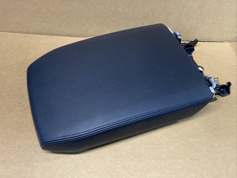 2018-2019 Volkswagen Atlas Center Console Leather Lid Armrest Black