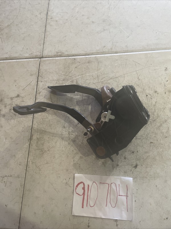2006 - 2011 CADILLAC DTS GAS BRAKE PEDAL