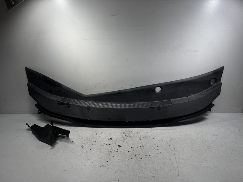 10-14 Honda Insight Cowl Grille (Cracks) 74200-TM8-A002-50 OEM