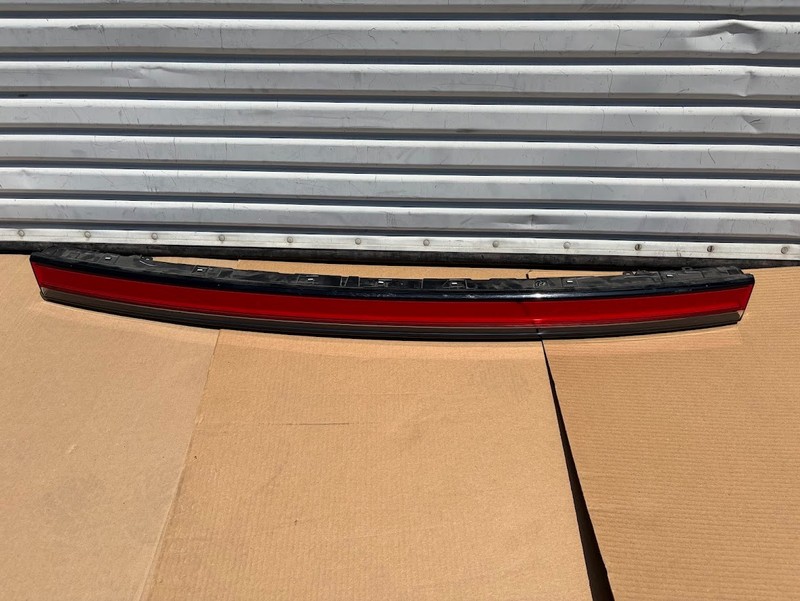 ✅ 22-24 Rivian R1T Rear Tail Gate Mounted Taillight Lamp Bar Assy C100000470M