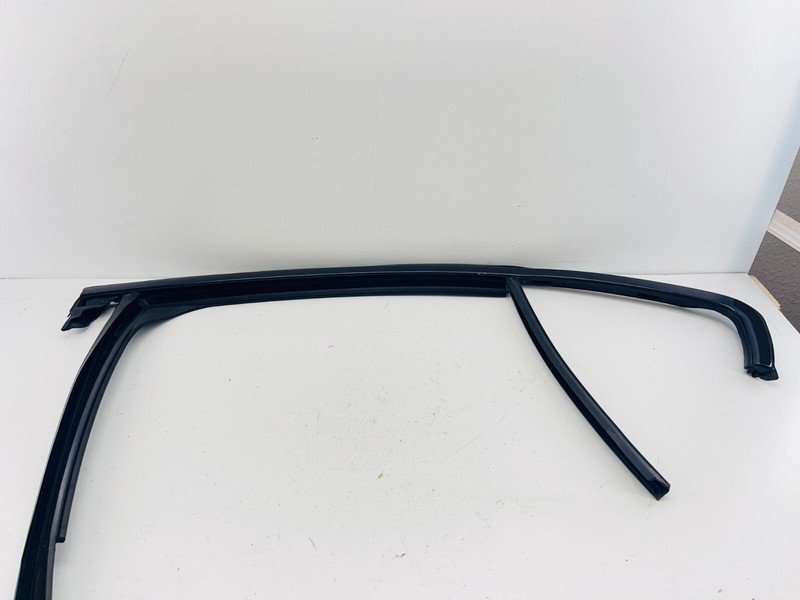 17-20 Alfa Romeo Giulia rearleft SIDE DOOR WINDOW WEATHERSTRIP SEAL OEM
