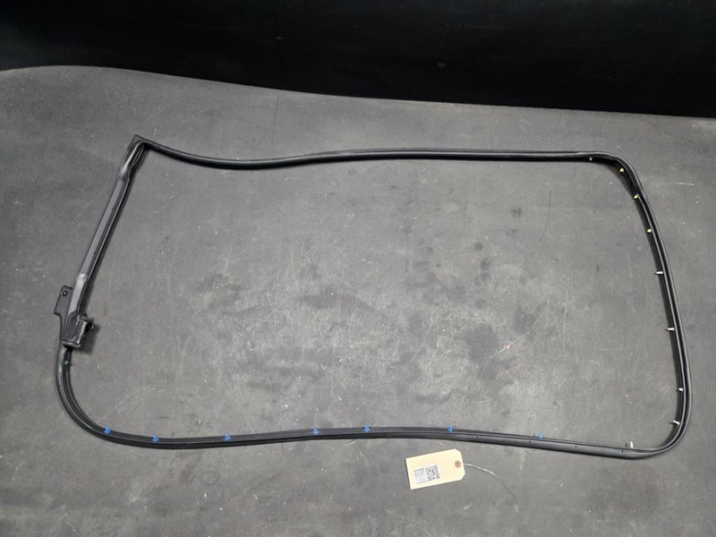 Front Left Door Weatherstrip 2022 Nissan Rogue 80831-6RR0C 2021 2023 2024 2025