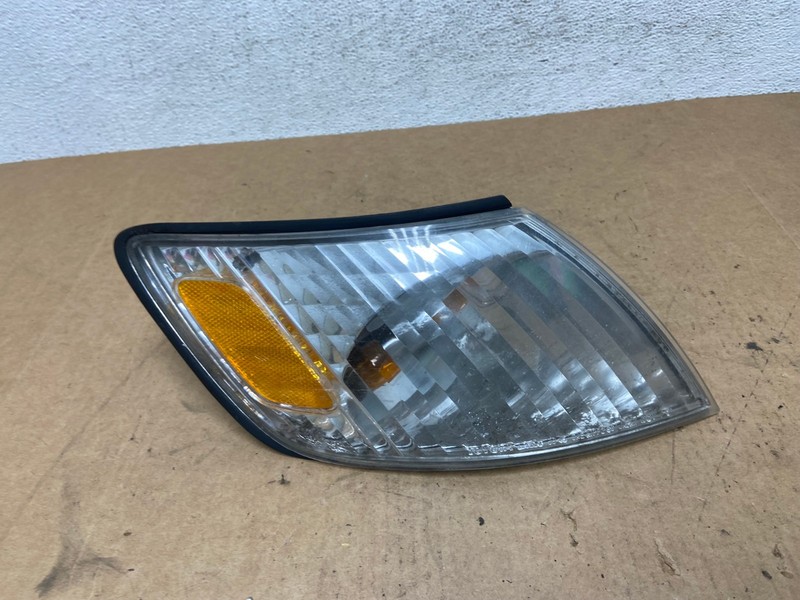 2000 to 2001 Lexus ES300 Right Passenger RH Side Turn Signal OEM AE3146 LK