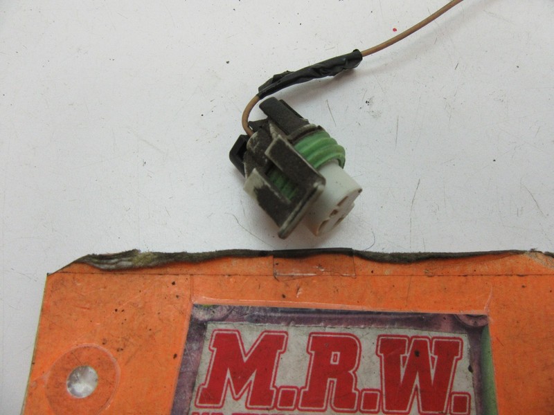 WIRE PLUG CONNECTOR OFF OIL LIGHT LAMP SWITCH GAUGE2.2L ENGINE MOTOR CAR