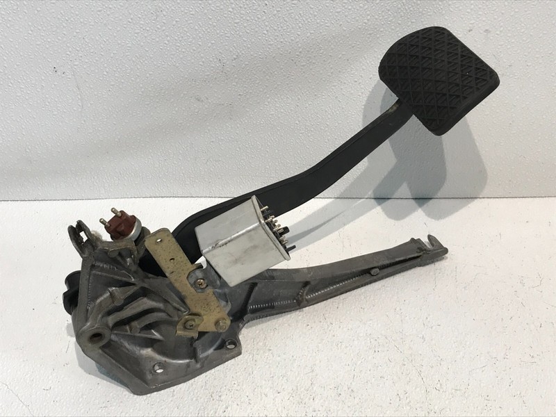 83 Mercedes 300SD Brake Pedal Assembly W126 1262901819 OEM 0015458232