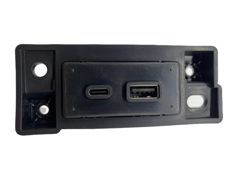 2024-2025 Chevy Trax 1LT Center Dash Auxiliart Usb Media Dual Port 13549946 OEM