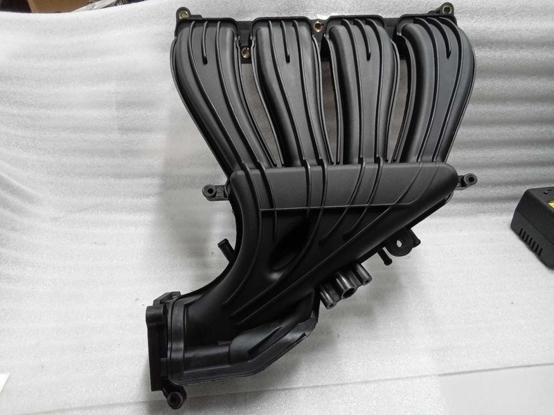 2005-2009 Plymouth PT Cruiser 2.0L Upper Intake Manifold Plenum 4884557AB