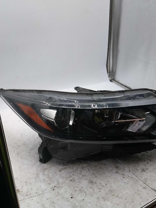 2020 Nissan Rogue Sport Right Headlight Assembly Halogen Silver Used 684319