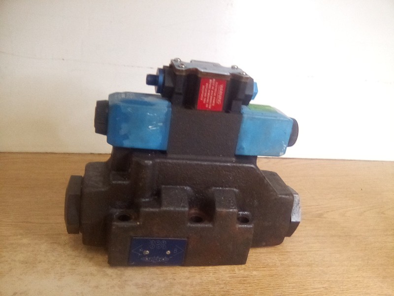 Vickers DG4V-3-6C-M-FPM4WL-D7-HL7-60-EN623 Directional Control Valve