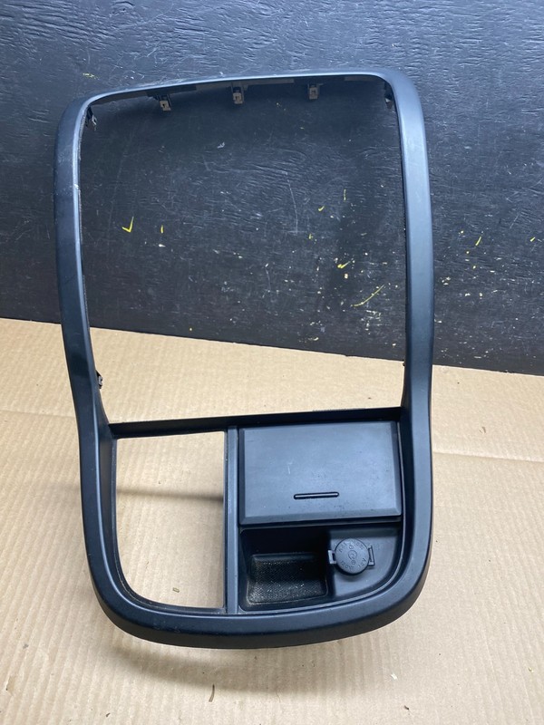 2002 - 2005 Kia Sedona Center Radio Clock Bezel Air Vent U5896 DG