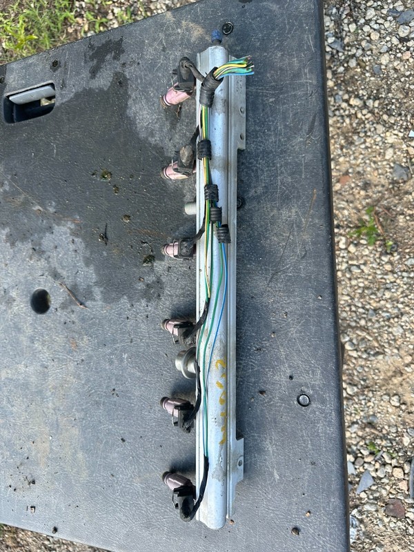 99-01 Volvo S80 OEM NONTURBO OEM FUEL INJECTOR RAIL W/ INJECTORS