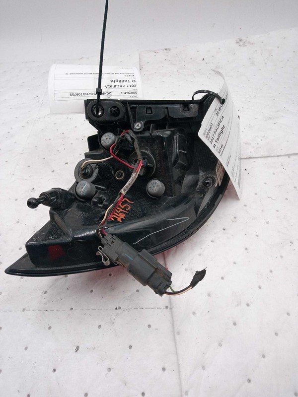 Used Right Tail Light Assembly fits: 2017 Chrysler Pacifica incandescent lamps q