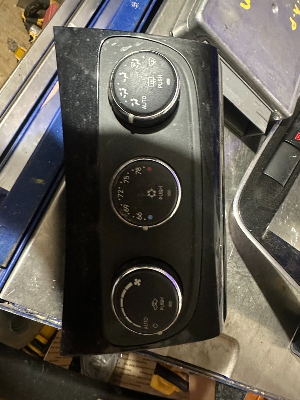 11-14 CHRYSLER 200 & AVENGER OEM HEATER A/C CONTROL PANEL 55111888AI