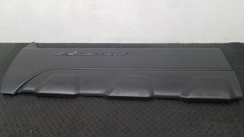 02-06 Chevrolet Avalanche Front Left Door Lower Cladding Molding OEM 15086536