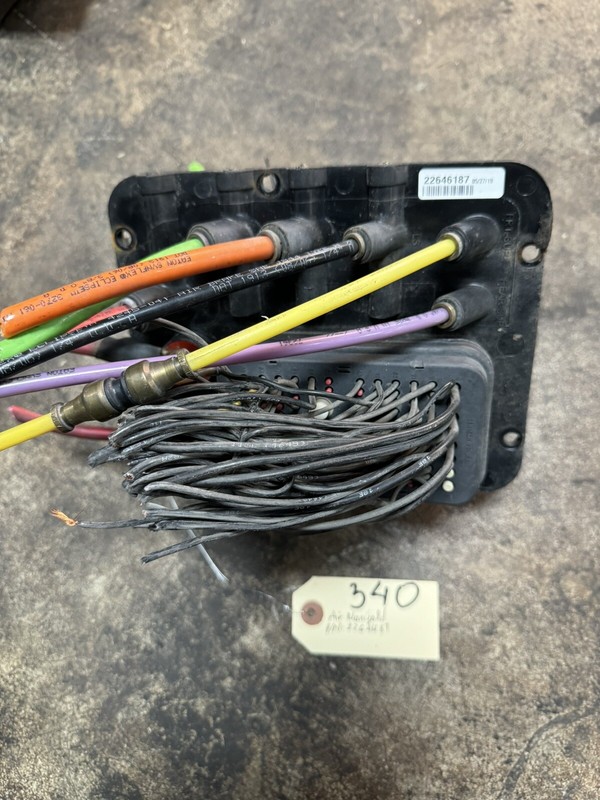 VOLVO AIR MANIFOLD, CONTROL CENTER PC1 - P/N: 22646187