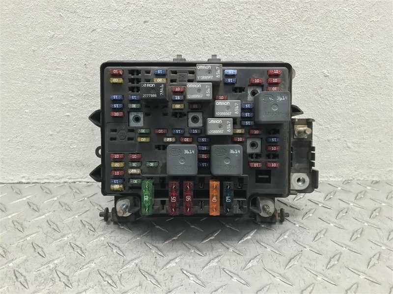 00-02 CHEVROLET SUBURBAN YUKON TAHOE 4WD FUSE BOX 6.0L OEM 15328806