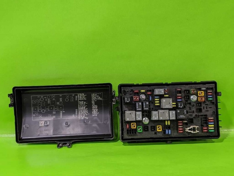 12 13 SRX ENGINE FUSE RELAY BOX OEM 4082-27