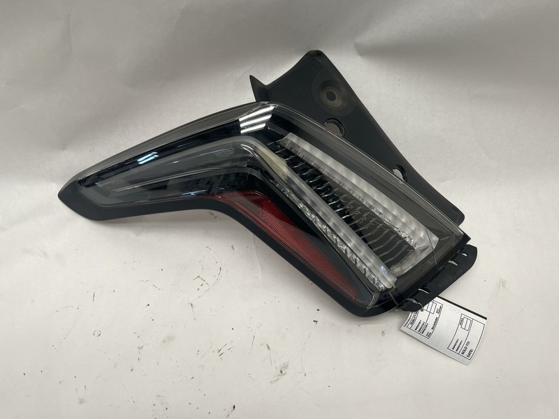 19-21 CADILLAC XT5 LEFT DRIVER LH TAIL LIGHT LAMP OEM 84245001 CRACKED LENS