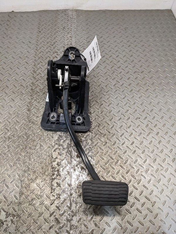 2019-2025 CHEVROLET SILVERADO 1500 BRAKE FOOT STOP PEDAL W/ BRACKET OEM 81179968
