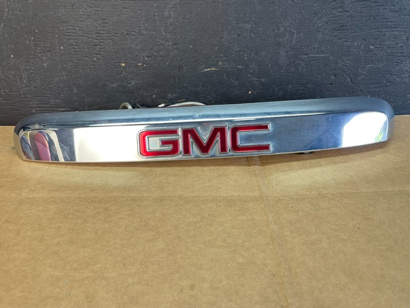 2007-2012 GMC Acadia Chrome Tailgate Rear Finish Molding Back W/Camera AE0788 DG