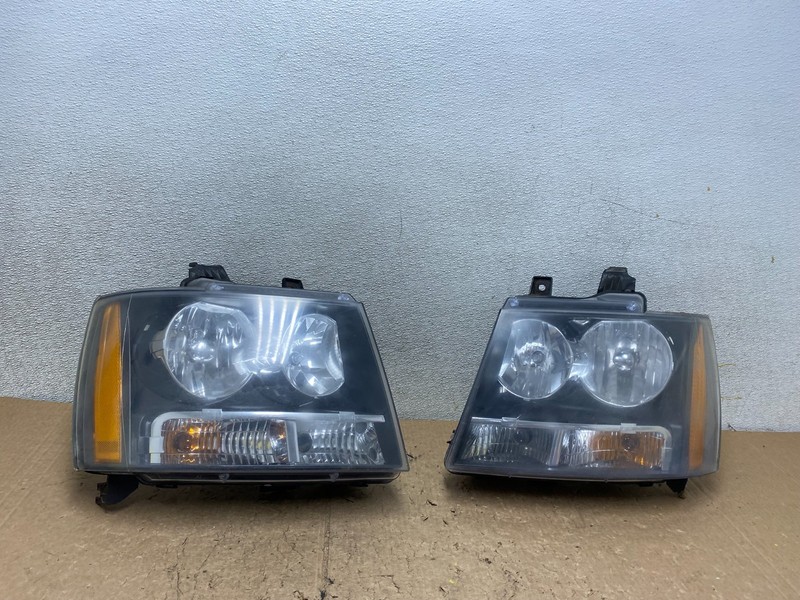 2007 to 2013 Chevrolet Suburban Tahoe Left+Right Set Headlights V3853 DW