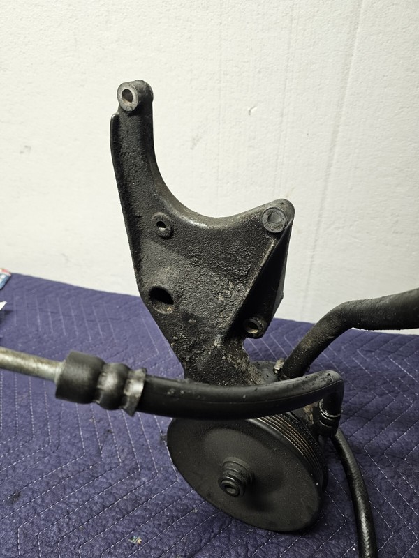 1995 Chevy G305.7 Powersteering Pump And Bracket