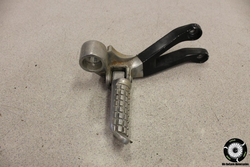 1999 Kawasaki Ninja ZX9R ZX900F RIGHT REAR BACK PASSENGER PEG BRACKET ZX 900 99