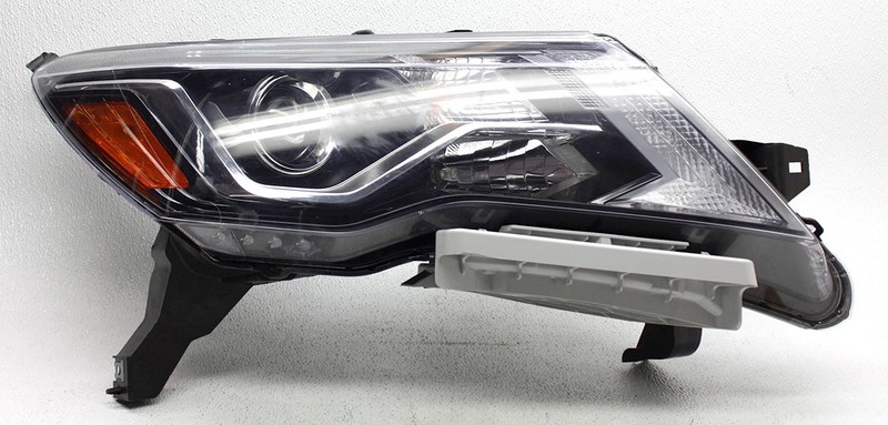 OEM Nissan Pathfinder Right Passenger Side Halogen Headlamp Tab Chipped