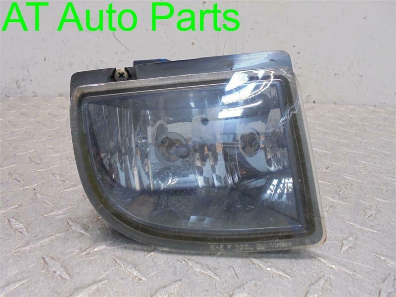 2002-2005 SATURN VUE PASSENGER BUMPER MOUNTED FOG LAMP 22707469