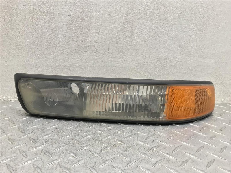 00 01 02 03 04 SIVLERADO 1500 TAHOE PASSENGER BELOW HEADLAMP TURN LAMP 15199559