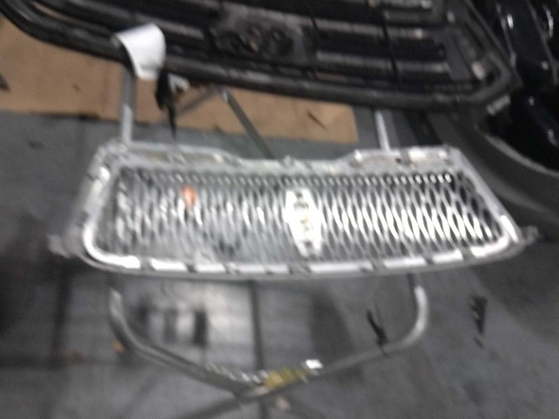 2019 Lincoln MKC Grille White OEM KJ7Z8200AA 61000 Miles Used