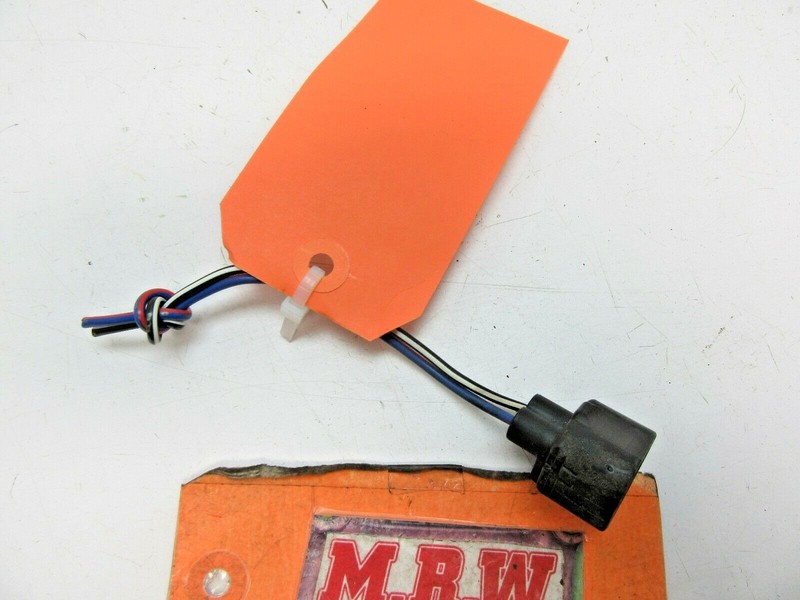 WIRE PLUG CONNECTOR OFF RADIATOR FAN ASSEMBLY MOTOR RIGHT SIDE A/C AC CONDENSER