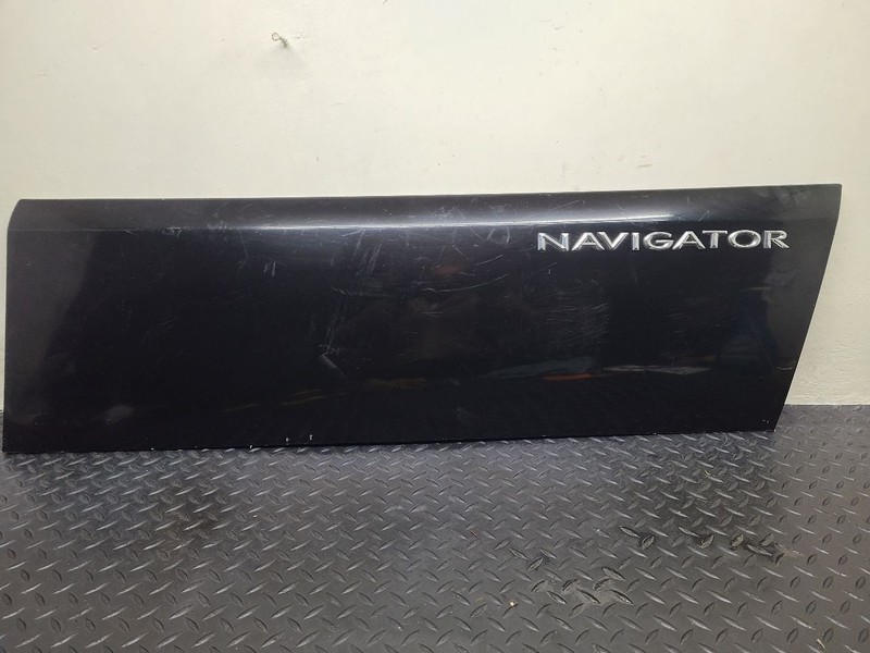 05-06 Lincoln Navigator Front Right Door Trim Molding Black OEM 5L7Z7820878APTM
