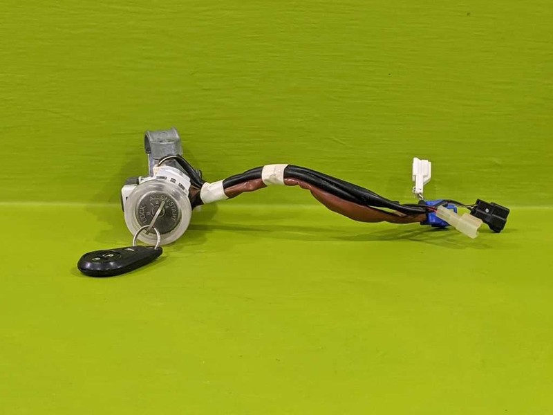 01 02 OUTBACK 2.5L AT IGNITION SWITCH CYLINDER HOUSING W/KEY OEM 3822-8