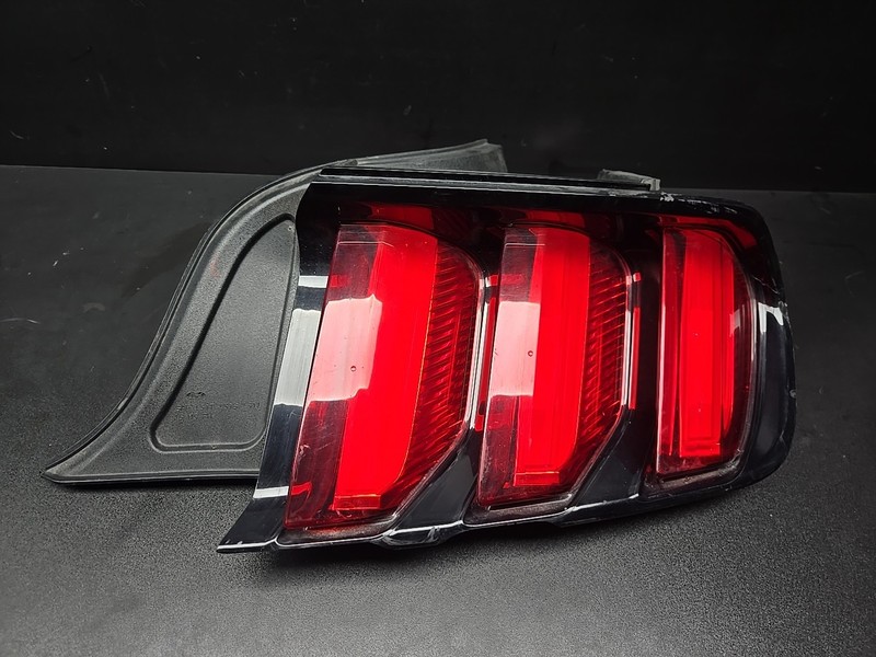 FORD MUSTANG GT 2015-2017 OEM RIGHT PASSENGER LED TAIL LIGHT ASSEMBLY