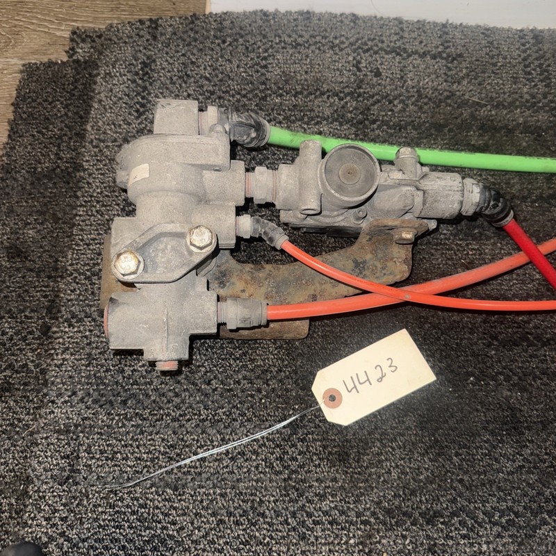 Bendix Tractor Protection Control PRESSURE VALVE P/N: D622735 Broken Little