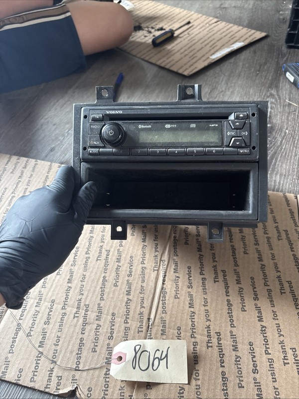 Volvo Radio- P/N: 21753356 20372147