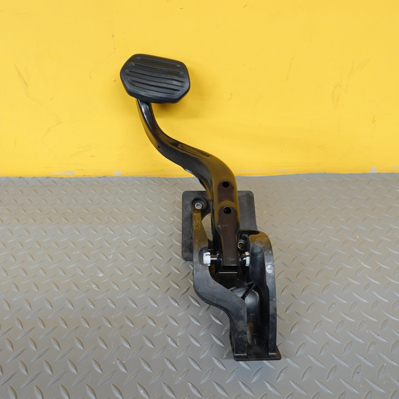 2023-2026 BMW X2 X1 U10 U11 BRAKE STOP PEDAL W/ BRACKET OEM 6891135