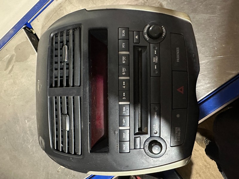 11-14 Mitsubishi Outlander 6 Disc CD Player Changer AM/FM Radio Stereo Display
