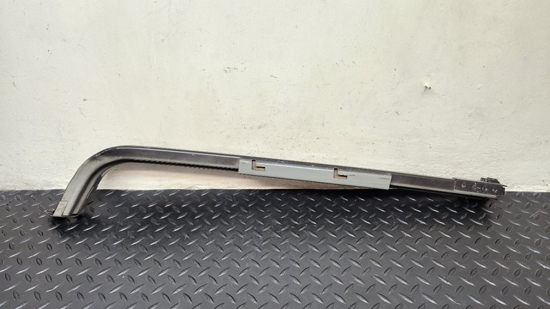 98-05 Chevrolet Venture Right Passenger Door Sliding Center Track OEM 15951098