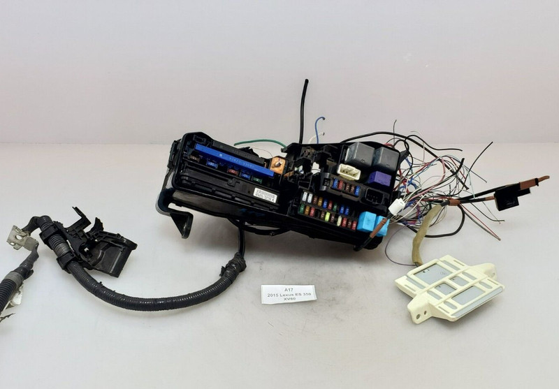 ✅ 13-15 OEM Lexus ES350 ES300h Engine Room Junction Fuse Box W/ Antenna Module