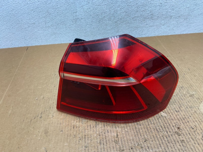 2016 to 2019 Volkswagen Passat Right Passenger RH Side Tail Light Oem AE1639 DW