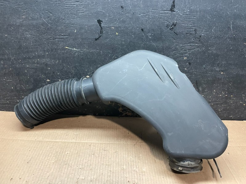 2011 to 2018 Chrysler 300 3.6L Air Intake Duct Tube Cleaner OEM y1743 DG