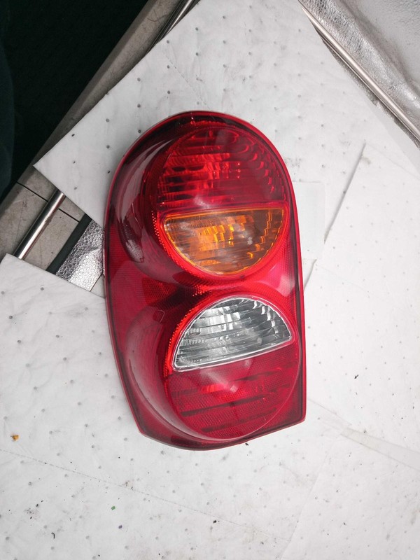 2002-2004 Jeep Liberty Left Tail Light Assembly Red OEM 193181 Used 91K Mile