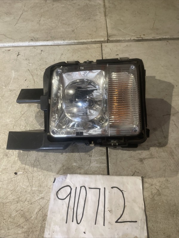 04-2009 CADILLAC SRX Front RH Passenger Fog Corner Light Turn Signal Lamp