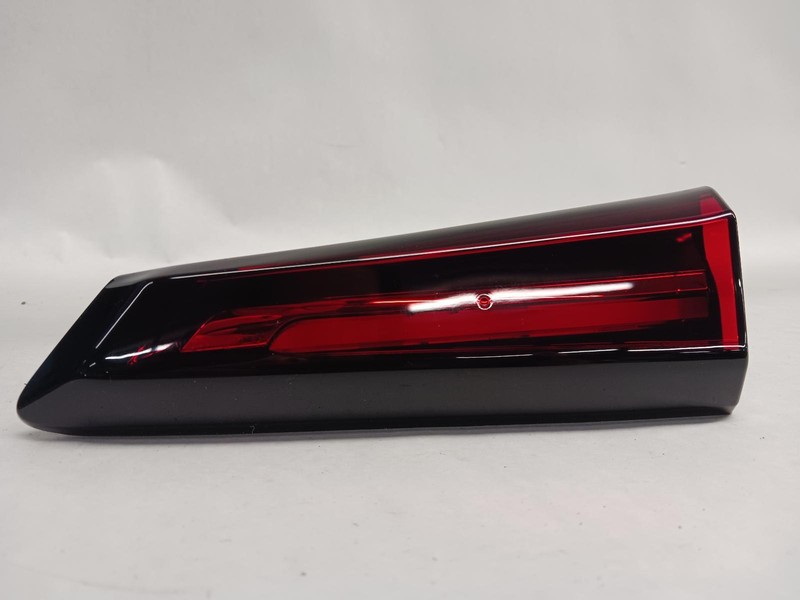2020 CADILLAC XT4 Right passenger Taillight Premium liftgate mounted OEM 20